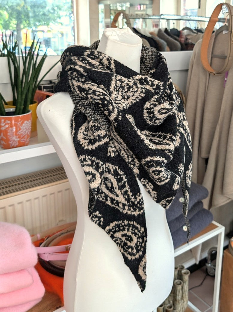 Elegantes Dreieckstuch mit Paisley-Muster Schwarz Beige 80% Viskose 20% Wolle. Perfekt für Übergangsjahreszeiten, stilvolles Accessoire zu verschiedene Outfits.