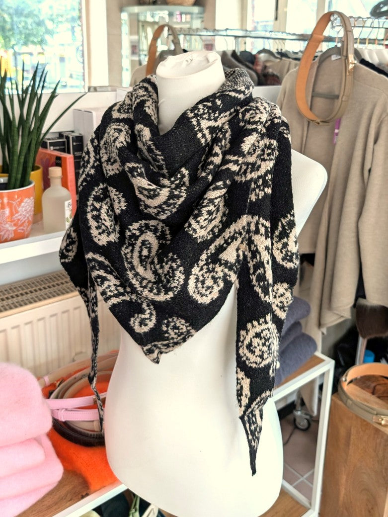 Elegantes Dreieckstuch mit Paisley-Muster Schwarz Beige 80% Viskose 20% Wolle. Perfekt für Übergangsjahreszeiten, stilvolles Accessoire zu verschiedene Outfits.