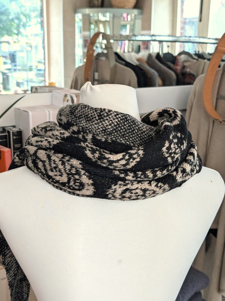 Elegantes Dreieckstuch mit Paisley-Muster Schwarz Beige 80% Viskose 20% Wolle. Perfekt für Übergangsjahreszeiten, stilvolles Accessoire zu verschiedene Outfits.