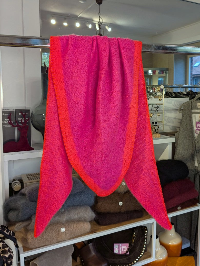 Flauschiges Dreieckstuch in Pink und Orange aus hochwertiger Viskose bietet besonderen Komfort. Ideal für modische Akzente in jeder Garderobe.