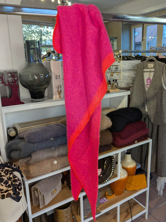 Flauschiges Dreieckstuch in Pink und Orange aus hochwertiger Viskose bietet besonderen Komfort. Ideal für modische Akzente in jeder Garderobe.
