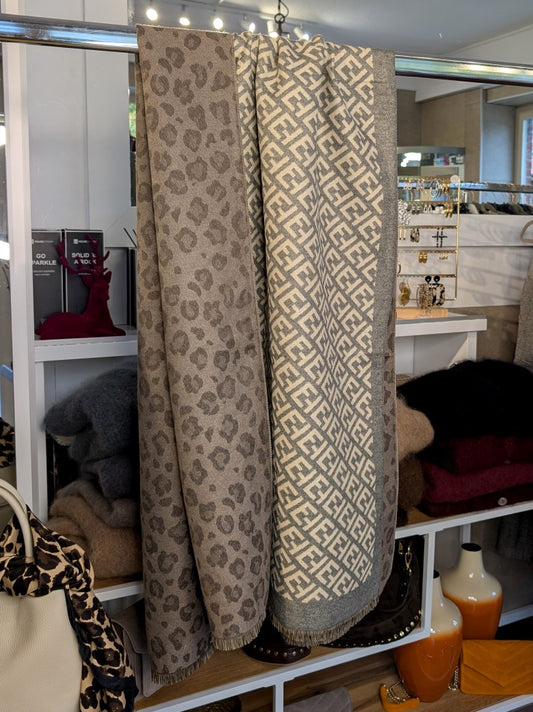 Eleganter wendbarer Schal im Leo Fendi Stil in Grau Creme Taupe mit feinen Fransen aus hochwertiger Viskose und Wolle - Stylingmöglichkeiten von lässig bis chic!