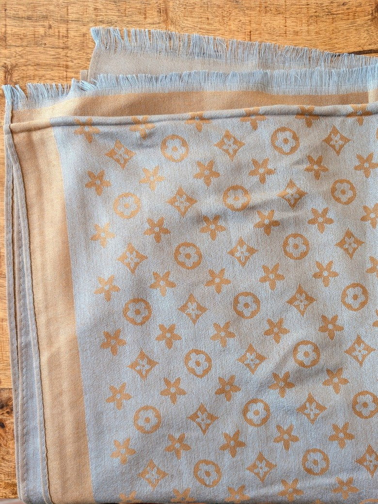 Eleganter Wendeschal im Louis Vuitton Stil in Gold Türkis mit feinen Fransen am Rand aus hochwertiger Viskose - Stylingmöglichkeiten von lässig bis chic!