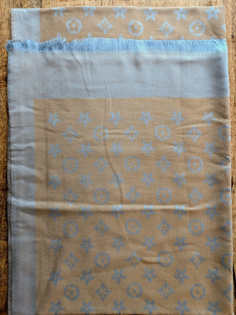 Eleganter Wendeschal im Louis Vuitton Stil in Gold Türkis mit feinen Fransen am Rand aus hochwertiger Viskose - Stylingmöglichkeiten von lässig bis chic!