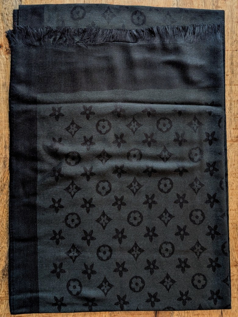 Eleganter Wendeschal im Louis Vuitton Stil in zeitlosem Schwarz mit feinen Fransen am Rand aus hochwertiger Viskose - Stylingmöglichkeiten von lässig bis chic!