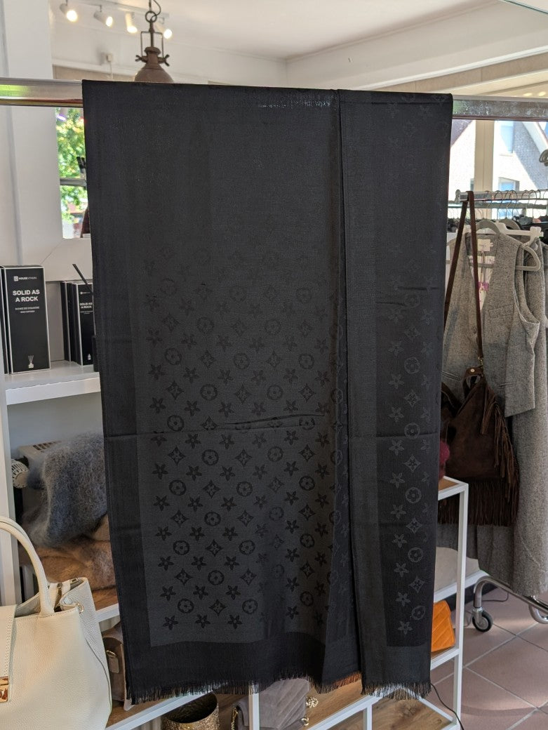 Eleganter Wendeschal im Louis Vuitton Stil in zeitlosem Schwarz mit feinen Fransen am Rand aus hochwertiger Viskose - Stylingmöglichkeiten von lässig bis chic!