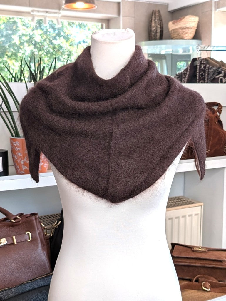Eleganter flauschig weicher Dreieck Schal aus hochwertiger Wollmischung mit Kaschmir und Seide. Ein luxuriöses Stück für alle, die Qualität und Eleganz schätzen