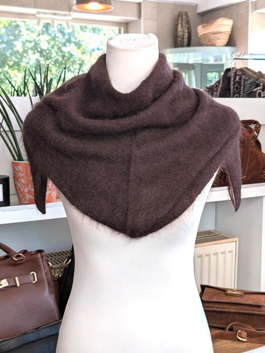 Eleganter flauschig weicher Dreieck Schal aus hochwertiger Wollmischung mit Kaschmir und Seide. Ein luxuriöses Stück für alle, die Qualität und Eleganz schätzen