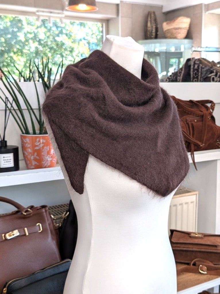 Eleganter flauschig weicher Dreieck Schal aus hochwertiger Wollmischung mit Kaschmir und Seide. Ein luxuriöses Stück für alle, die Qualität und Eleganz schätzen