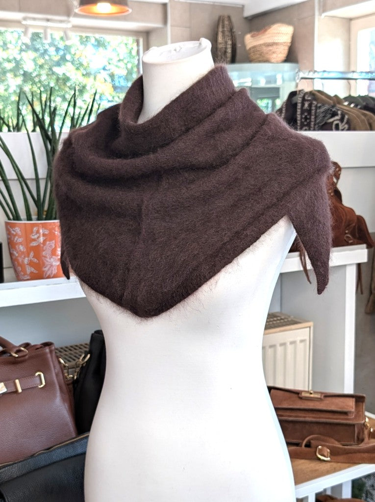 Eleganter flauschig weicher Dreieck Schal aus hochwertiger Wollmischung mit Kaschmir und Seide. Ein luxuriöses Stück für alle, die Qualität und Eleganz schätzen
