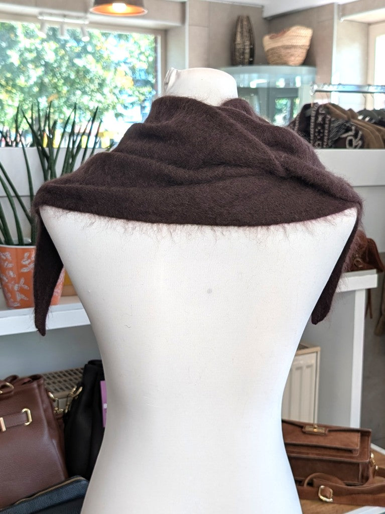 Eleganter flauschig weicher Dreieck Schal aus hochwertiger Wollmischung mit Kaschmir und Seide. Ein luxuriöses Stück für alle, die Qualität und Eleganz schätzen