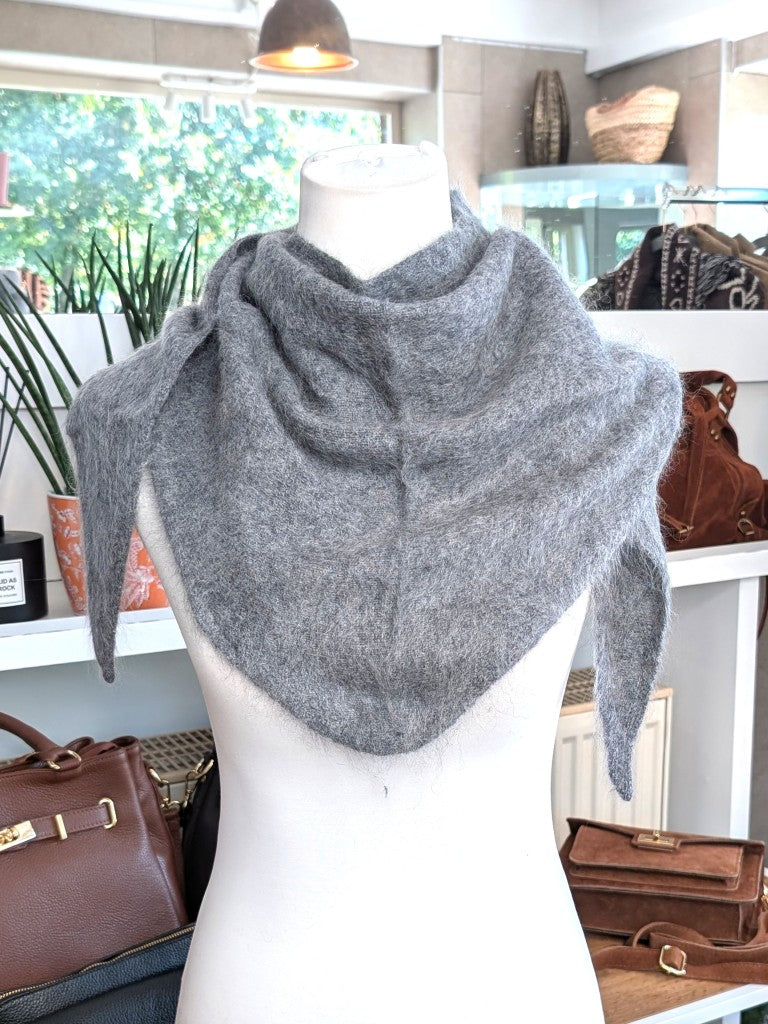 Eleganter flauschig weicher Dreieck Schal aus hochwertiger Wollmischung mit Kaschmir und Seide. Ein luxuriöses Stück für alle, die Qualität und Eleganz schätzen