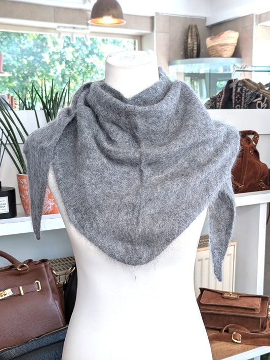 Eleganter flauschig weicher Dreieck Schal aus hochwertiger Wollmischung mit Kaschmir und Seide. Ein luxuriöses Stück für alle, die Qualität und Eleganz schätzen