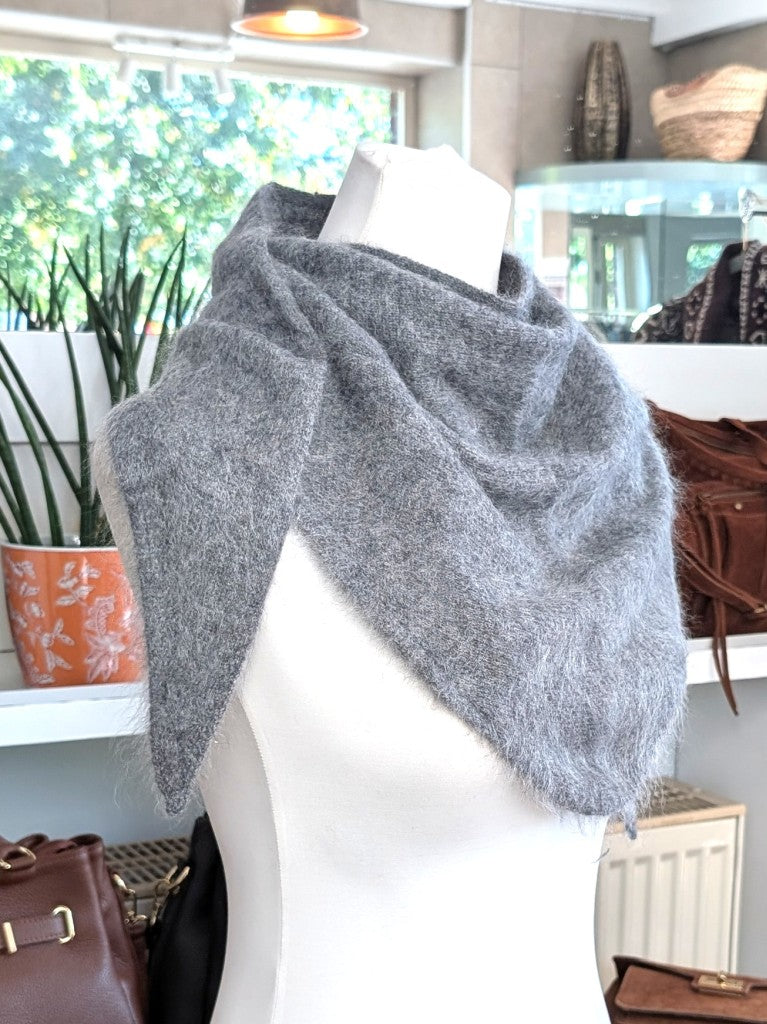 Eleganter flauschig weicher Dreieck Schal aus hochwertiger Wollmischung mit Kaschmir und Seide. Ein luxuriöses Stück für alle, die Qualität und Eleganz schätzen