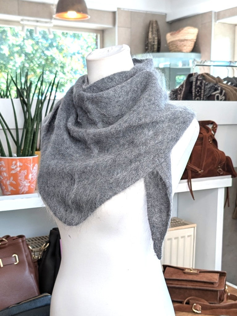 Eleganter flauschig weicher Dreieck Schal aus hochwertiger Wollmischung mit Kaschmir und Seide. Ein luxuriöses Stück für alle, die Qualität und Eleganz schätzen