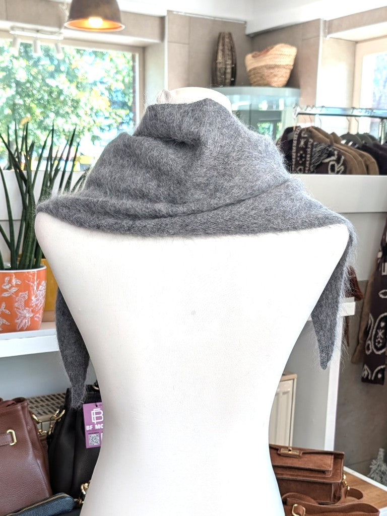 Eleganter flauschig weicher Dreieck Schal aus hochwertiger Wollmischung mit Kaschmir und Seide. Ein luxuriöses Stück für alle, die Qualität und Eleganz schätzen