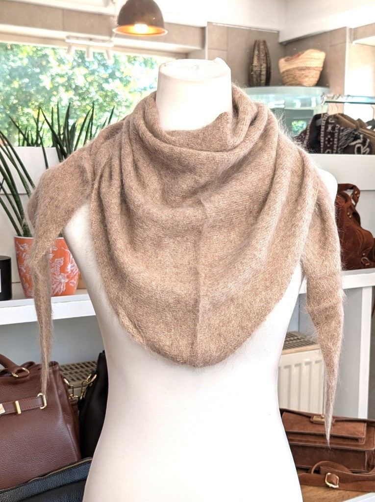 Eleganter flauschig weicher Dreieck Schal aus hochwertiger Wollmischung mit Kaschmir und Seide. Ein luxuriöses Stück für alle, die Qualität und Eleganz schätzen