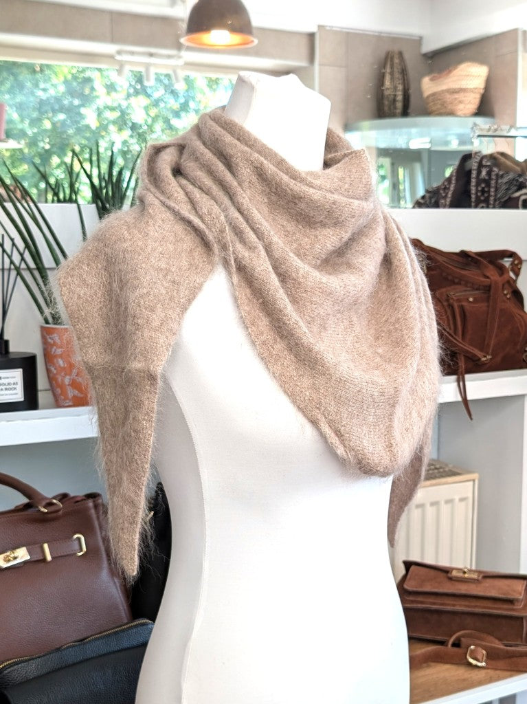 Eleganter flauschig weicher Dreieck Schal aus hochwertiger Wollmischung mit Kaschmir und Seide. Ein luxuriöses Stück für alle, die Qualität und Eleganz schätzen