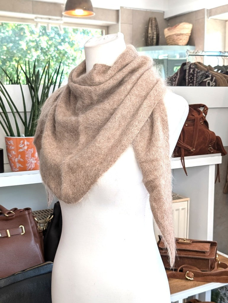 Eleganter flauschig weicher Dreieck Schal aus hochwertiger Wollmischung mit Kaschmir und Seide. Ein luxuriöses Stück für alle, die Qualität und Eleganz schätzen