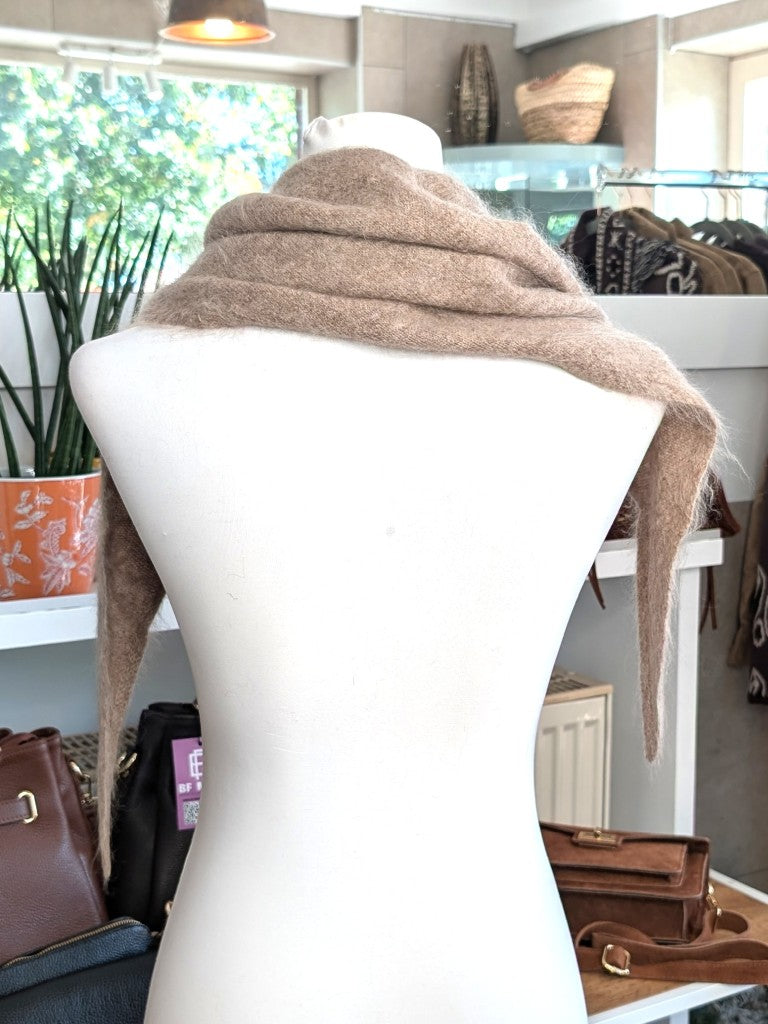 Eleganter flauschig weicher Dreieck Schal aus hochwertiger Wollmischung mit Kaschmir und Seide. Ein luxuriöses Stück für alle, die Qualität und Eleganz schätzen