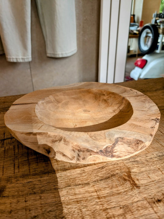 Die handgefertigte Holzschale aus hochwertigem Teakholz besticht durch ihren natürlichen Charme - ca. 30 cm Durchmesser und etwa 1,5 kg schwer!