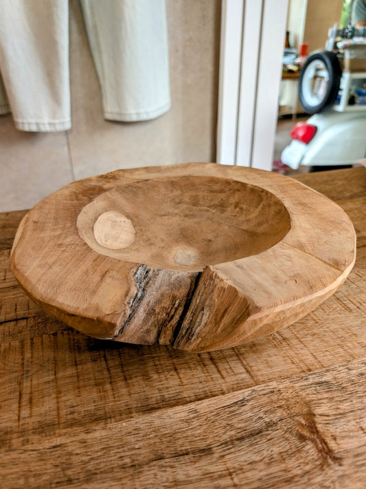 Die handgefertigte Holzschale aus hochwertigem Teakholz besticht durch ihren natürlichen Charme - ca. 30 cm Durchmesser und etwa 1,5 kg schwer!