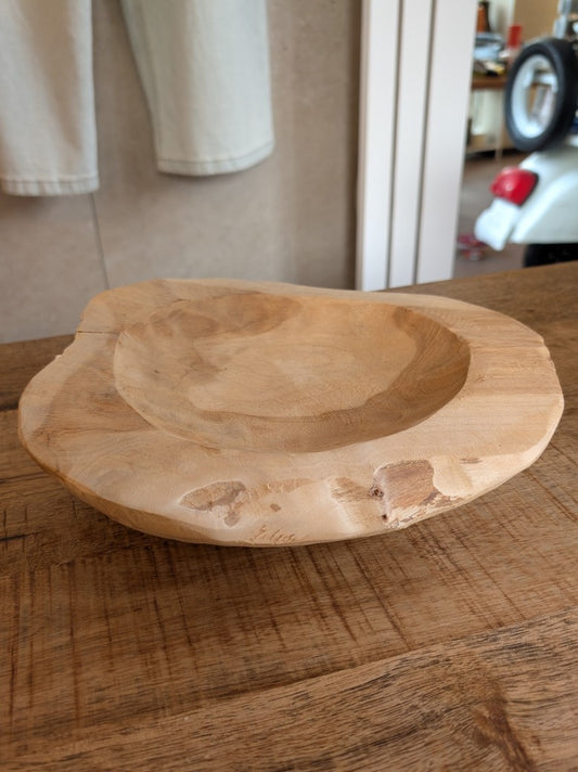 Die handgefertigte Holzschale aus hochwertigem Teakholz besticht durch ihren natürlichen Charme - ca. 30 cm Durchmesser und etwa 1,5 kg schwer!