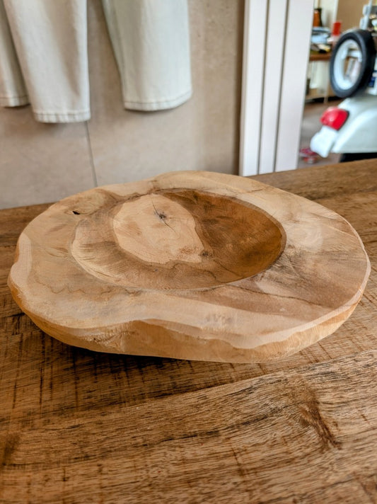 Die handgefertigte Holzschale aus hochwertigem Teakholz besticht durch ihren natürlichen Charme - ca. 30 cm Durchmesser und etwa 1,5 kg schwer!