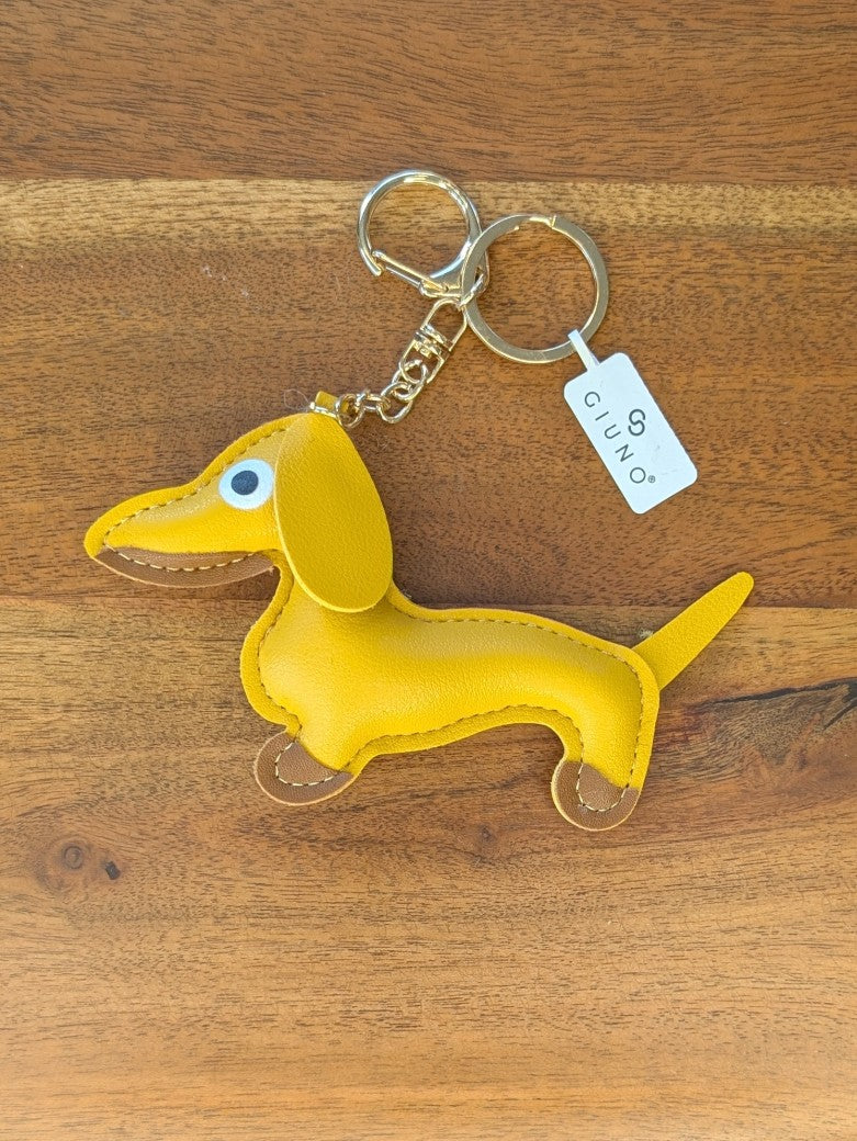 Der charmante Schlüsselanhänger Dackel - handwerklich gefertigt aus hochwertigem gelbem Leder - bringt Wärme und Persönlichkeit in deinen Alltag.