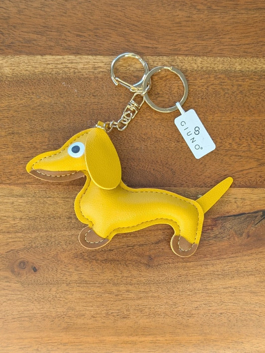 Der charmante Schlüsselanhänger Dackel - handwerklich gefertigt aus hochwertigem gelbem Leder - bringt Wärme und Persönlichkeit in deinen Alltag.