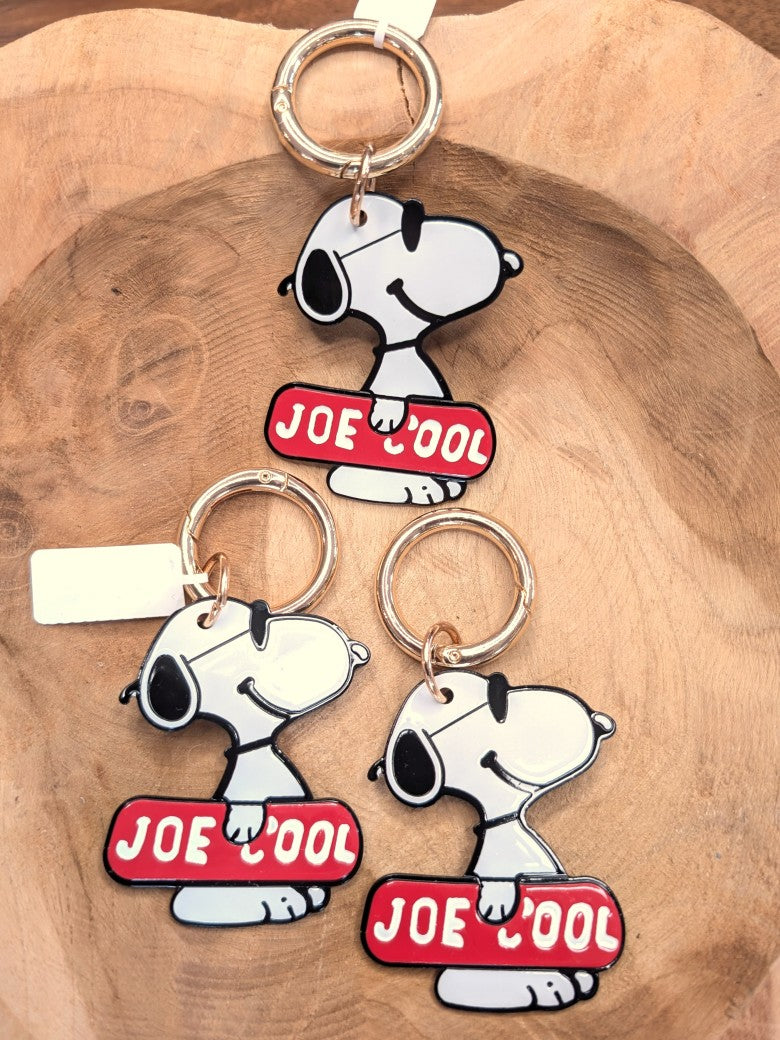 Hochwertiger Schlüsselanhänger aus robustem Metall mit dem beliebten Snoopy-Motiv in ikonischer Joe Cool Pose - passt perfekt an jeden Schlüsselbund.