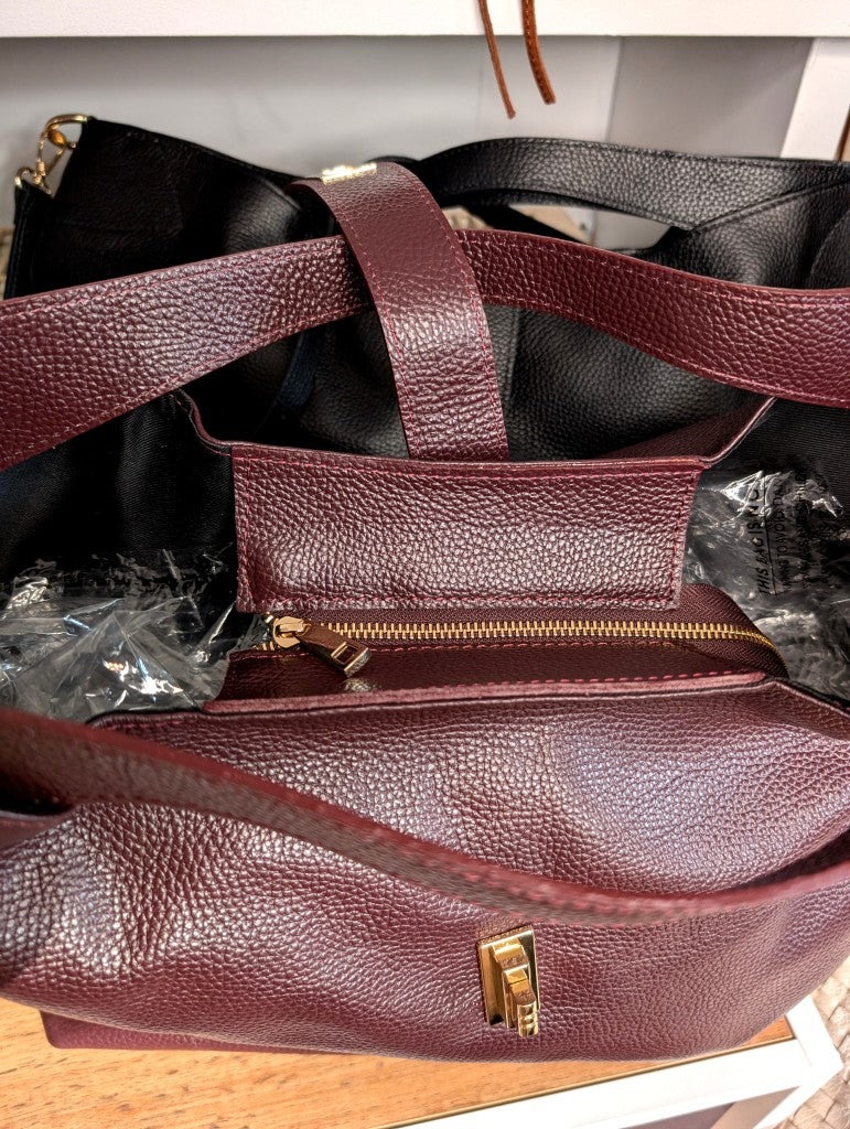 Elegante XL Leder Schultertasche Saint Laurent Tote Bag Y Stil mit verstellbarem Cross-Body Riemen in Bordeaux Rot, Ledergriffe samt Drehriegel Reißverschluss.