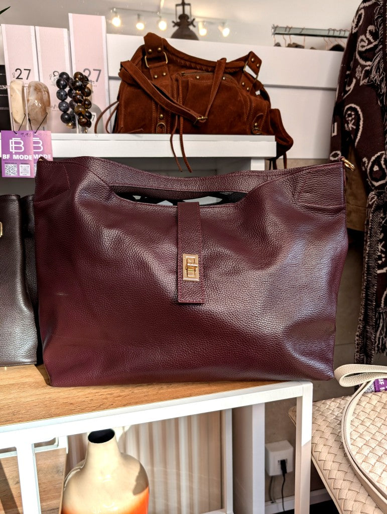 Elegante XL Leder Schultertasche Saint Laurent Tote Bag Y Stil mit verstellbarem Cross-Body Riemen in Bordeaux Rot, Ledergriffe samt Drehriegel Reißverschluss.
