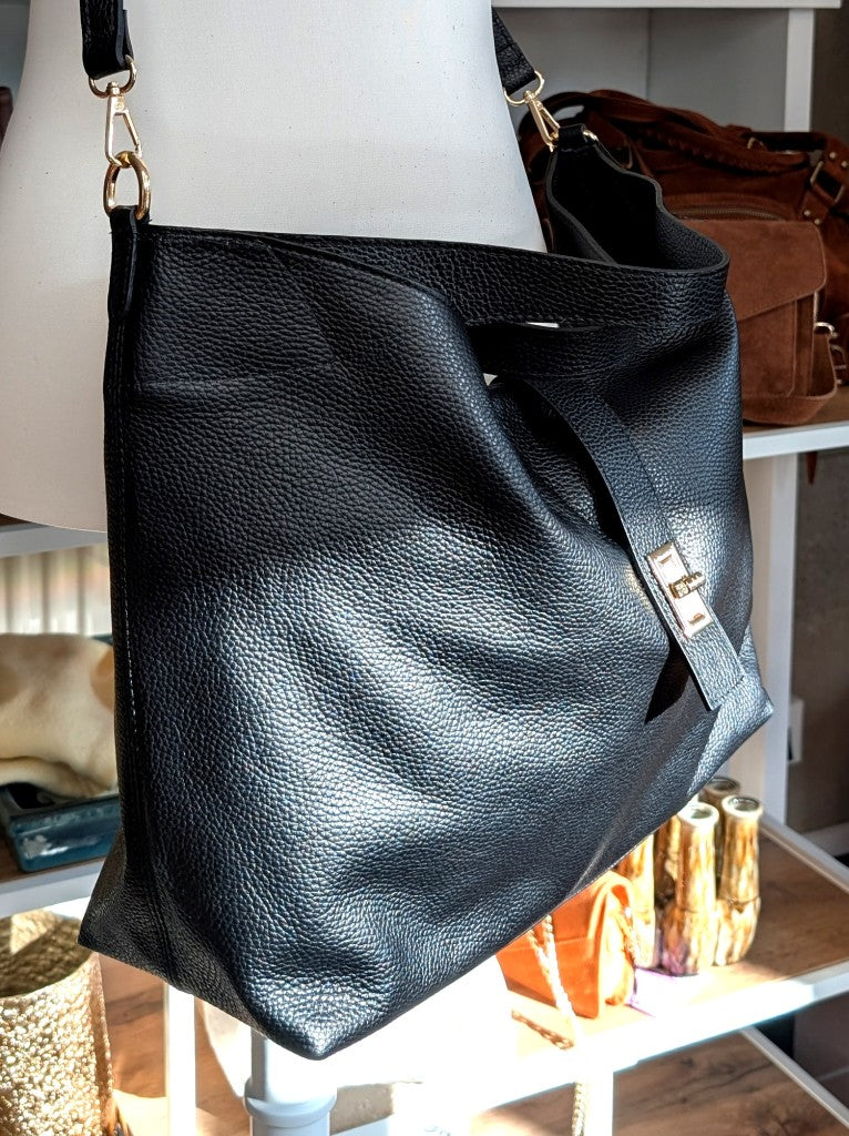 Elegante XL Schultertasche aus hochwertigem italienischem Leder mit verstellbarem Cross-Body Riemen in Schwarz, Ledergriffe samt Drehriegel Reißverschluss
