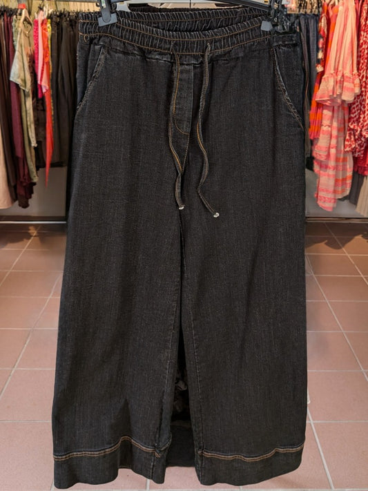 Die schwarze Baggy-Jeans mit Gummizug und Kupfer Nähten von BELIEVE kombiniert Komfort und Stil perfekt – ideal für einen lässigen, trendbewussten Look!