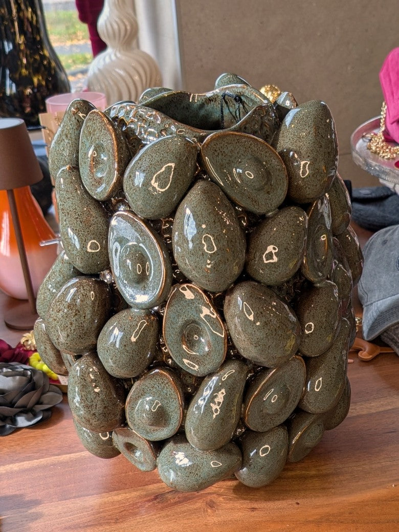 Die schwere hochwertige Vase aus Keramik / Steingut besticht durch ihr einzigartiges 3D-Relief-Design mit Avocado-Motiv in harmonischen Grün- und Brauntönen.