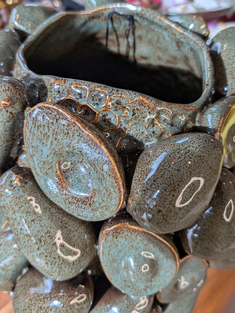 Die schwere hochwertige Vase aus Keramik / Steingut besticht durch ihr einzigartiges 3D-Relief-Design mit Avocado-Motiv in harmonischen Grün- und Brauntönen.