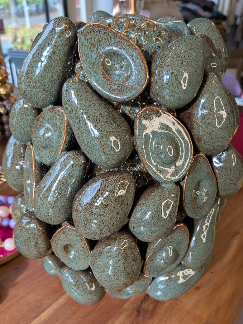 Die schwere hochwertige Vase aus Keramik / Steingut besticht durch ihr einzigartiges 3D-Relief-Design mit Avocado-Motiv in harmonischen Grün- und Brauntönen.