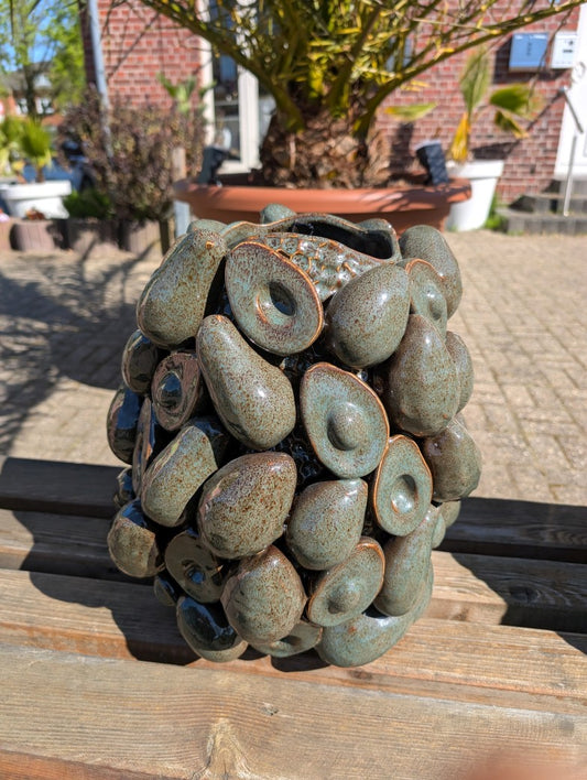Die schwere hochwertige Vase aus Keramik / Steingut besticht durch ihr einzigartiges 3D-Relief-Design mit Avocado-Motiv in harmonischen Grün- und Brauntönen.
