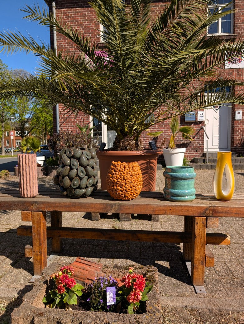 Die schwere hochwertige Vase aus Keramik / Steingut besticht durch ihr einzigartiges 3D-Relief-Design mit Avocado-Motiv in harmonischen Grün- und Brauntönen.