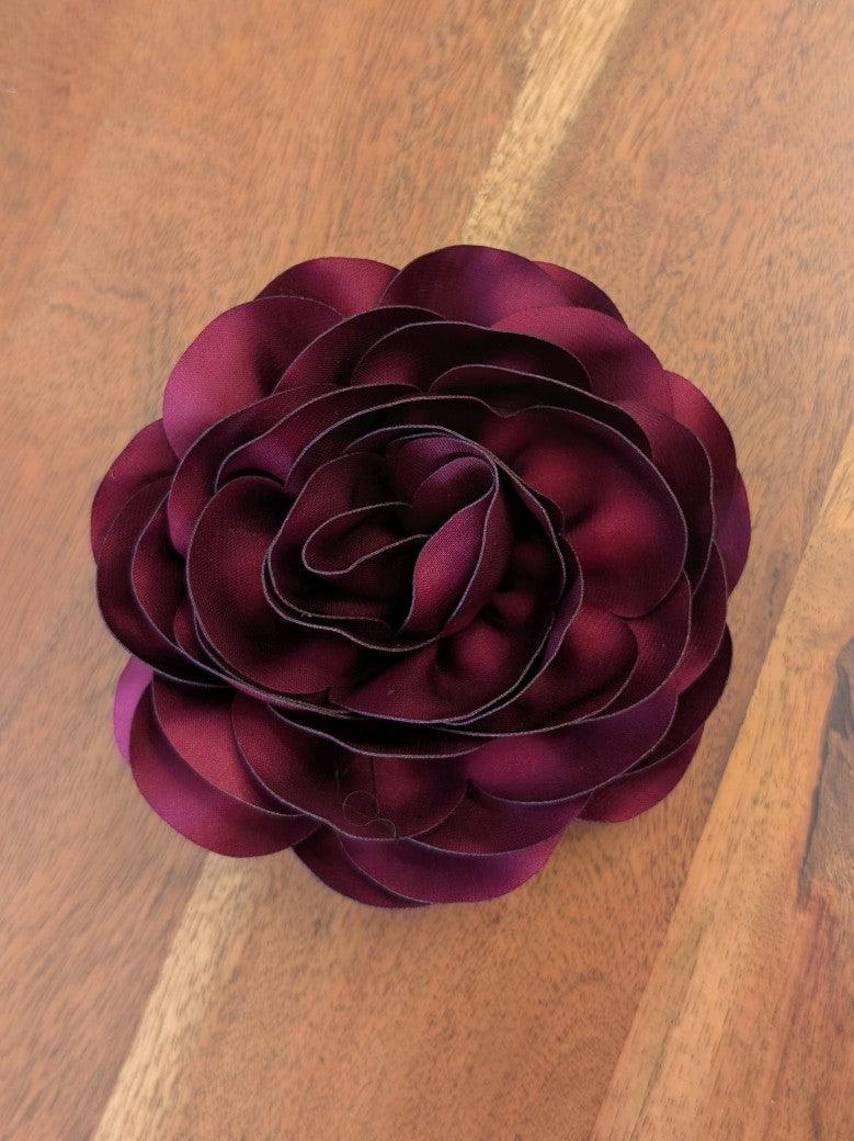 Verleihe Deinem Outfit mit dieser eleganten Seiden Ansteckblume in tiefem Weinrot eine besondere stilvolle Note - mit praktischer Klammer oder Sicherheitsnadel!