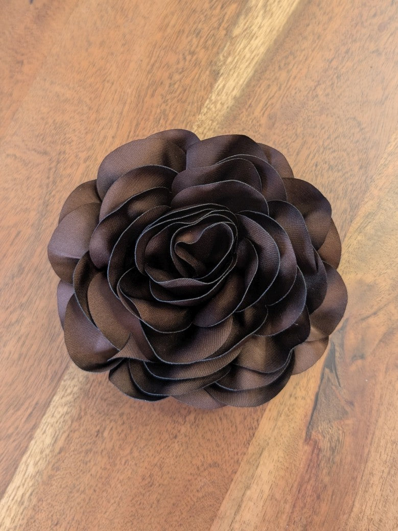 Verleihe Deinem Outfit mit dieser eleganten Seiden Ansteckblume in Coffee Braun eine besondere stilvolle Note - mit praktischer Klammer oder Sicherheitsnadel!