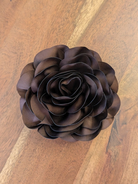 Verleihe Deinem Outfit mit dieser eleganten Seiden Ansteckblume in Coffee Braun eine besondere stilvolle Note - mit praktischer Klammer oder Sicherheitsnadel!