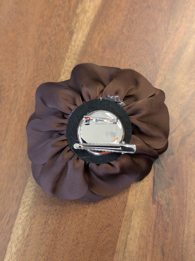Verleihe Deinem Outfit mit dieser eleganten Seiden Ansteckblume in Coffee Braun eine besondere stilvolle Note - mit praktischer Klammer oder Sicherheitsnadel!