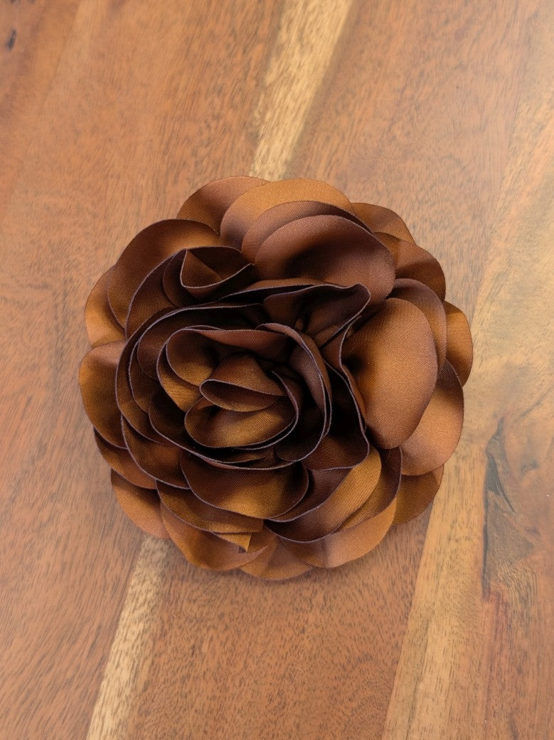 Verleihe Deinem Outfit mit dieser eleganten Seiden Ansteckblume in Gold eine besondere stilvolle Note - mit praktischer Klammer oder Sicherheitsnadel!