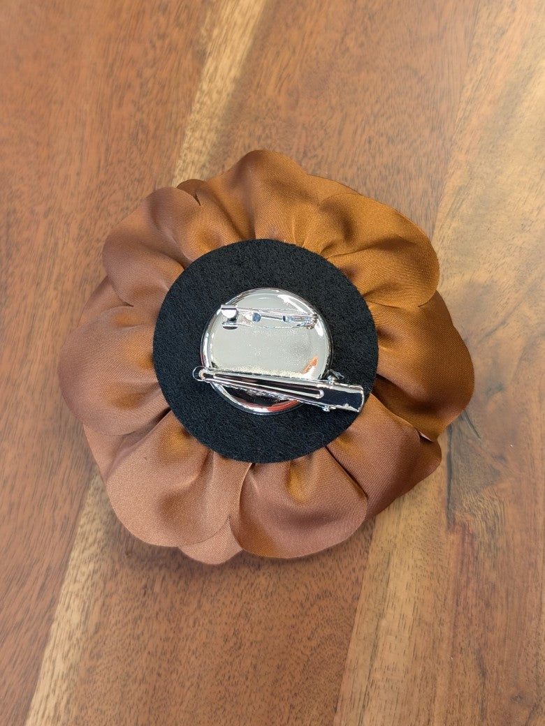 Verleihe Deinem Outfit mit dieser eleganten Seiden Ansteckblume in Gold eine besondere stilvolle Note - mit praktischer Klammer oder Sicherheitsnadel!