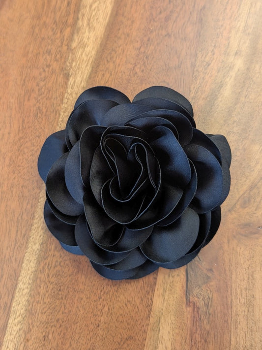 Verleihe Deinem Outfit mit dieser eleganten Seiden Ansteckblume in elegantem Schwarz eine besondere stilvolle Note - mit praktischer Klammer oder Sicherheitsnadel!