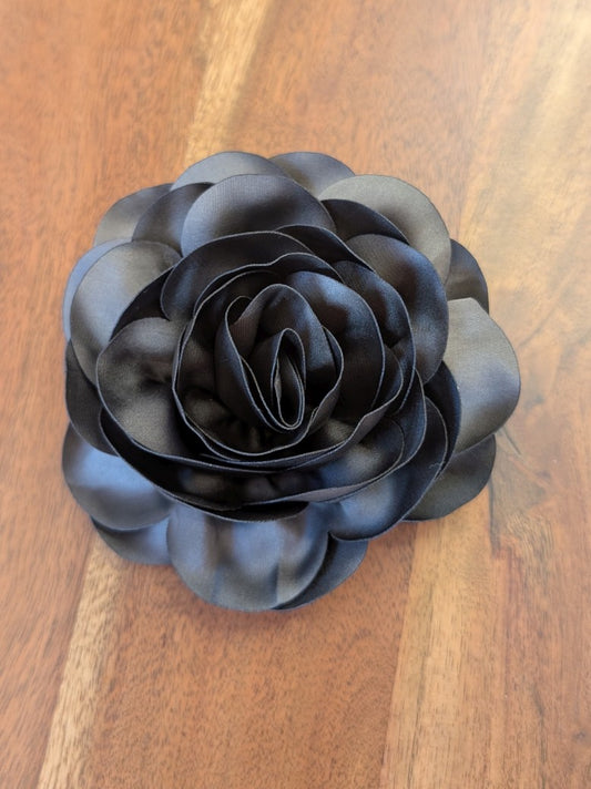 Verleihe Deinem Outfit mit dieser eleganten Seiden Ansteckblume in Silber Grau eine besondere stilvolle Note - mit praktischer Klammer oder Sicherheitsnadel!