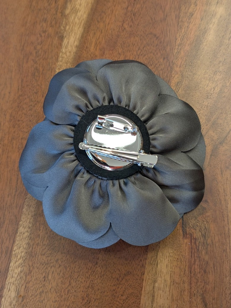 Verleihe Deinem Outfit mit dieser eleganten Seiden Ansteckblume in Silber Grau eine besondere stilvolle Note - mit praktischer Klammer oder Sicherheitsnadel!