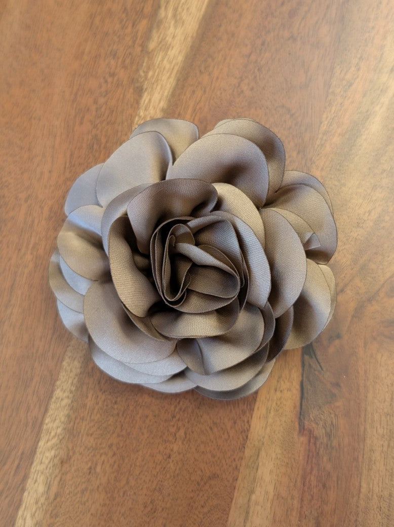 Verleihe Deinem Outfit mit dieser eleganten Seiden Ansteckblume in Taupe eine besondere stilvolle Note - mit praktischer Klammer oder Sicherheitsnadel!